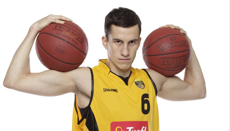 Elbląg, Bartosz Majewski ma dopiero 19 lat, koszykarska kariera stoi przed nim otworem