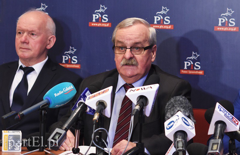 Elbląg, Poseł PiS Leonard Krasulski odczytał oświadczenie i wyszedł z konferencji prasowej Elbląg, Poseł PiS Leonard Krasulski odczytał oświadczenie i wyszedł z konferencji prasowej