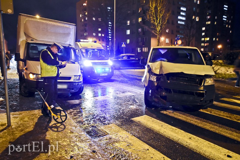 Elbląg, Potrącił nastolatkę i uderzył w budynek Elbląg, Potrącił nastolatkę i uderzył w budynek