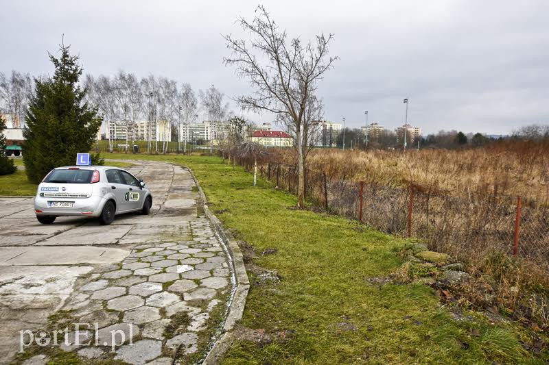 Elbląg, Teren przy ul. Skrzydlatej sąsiaduje z terenem WORD. Na zdjęciu widać jej fragment po prawej stronie