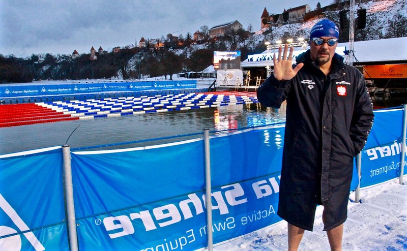 Elbląg, Marcin Trudnowski przy basenie, urządzonym na jeziorze w Burghausen Elbląg, Marcin Trudnowski przy basenie, urządzonym na jeziorze w Burghausen