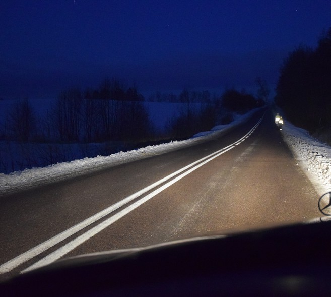 Elbląg, Odblaskowe elementy powodują że piesi są widoczni na drodze Elbląg, Odblaskowe elementy powodują że piesi są widoczni na drodze