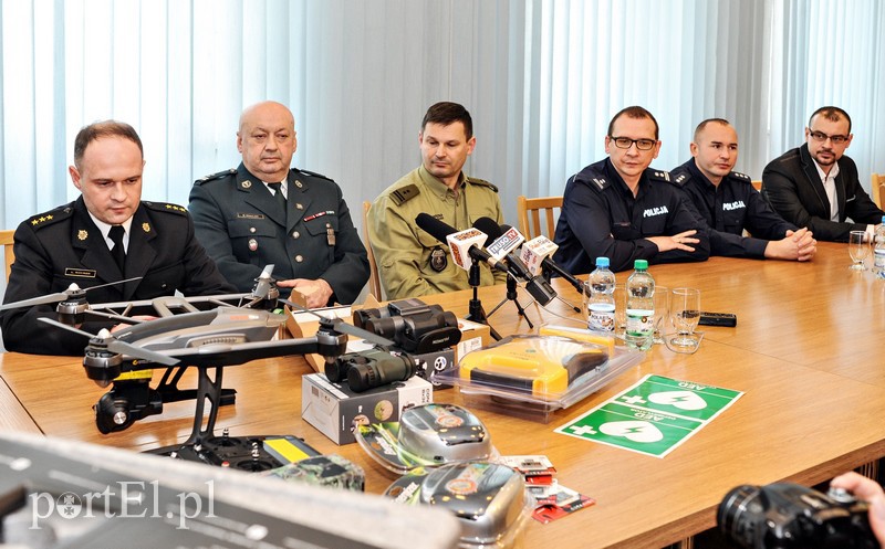 Elbląg, Komendanci elbląskich służb mundurowych podkreslali, jak bardzo prezenty od samorządu będą przydatne Elbląg, Komendanci elbląskich służb mundurowych podkreslali, jak bardzo prezenty od samorządu będą przydatne