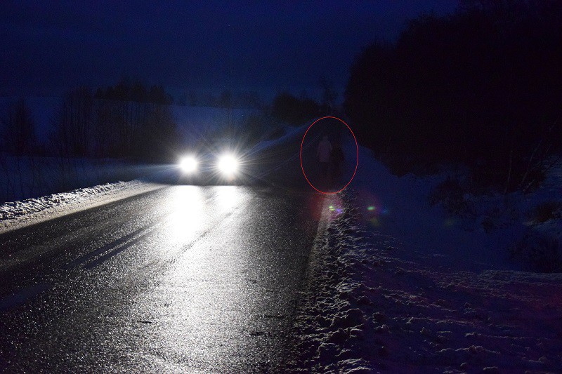 Elbląg, „Dzień Odblasków” - policjanci rozdawali elementy odblaskowe