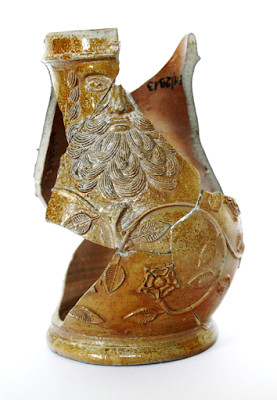 Elbląg, Fragment dzbana kamionkowego z badań w Elblągu. Kolonia, połowa XVI w. (ft. arch. MAH) Elbląg, Fragment dzbana kamionkowego z badań w Elblągu. Kolonia, połowa XVI w. (ft. arch. MAH)