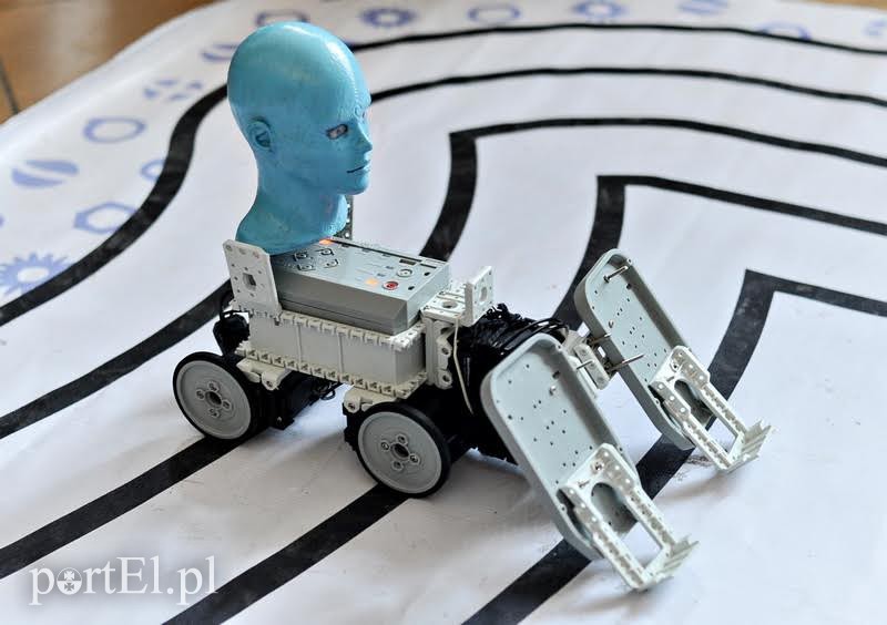 Elbląg, Roboty stworzyli studenci trzeciego roku informatyki, na zdjęciu - Gordon. Elbląg, Roboty stworzyli studenci trzeciego roku informatyki, na zdjęciu - Gordon.