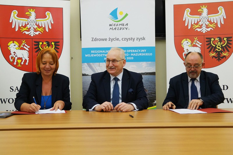 Elbląg, Umowę podpisali: Maria Kasprzycka, dyrektor muzeum oraz marszałek województwa Gustaw Brzezin i wicemarszałek Miron Sycz Elbląg, Umowę podpisali: Maria Kasprzycka, dyrektor muzeum oraz marszałek województwa Gustaw Brzezin i wicemarszałek Miron Sycz