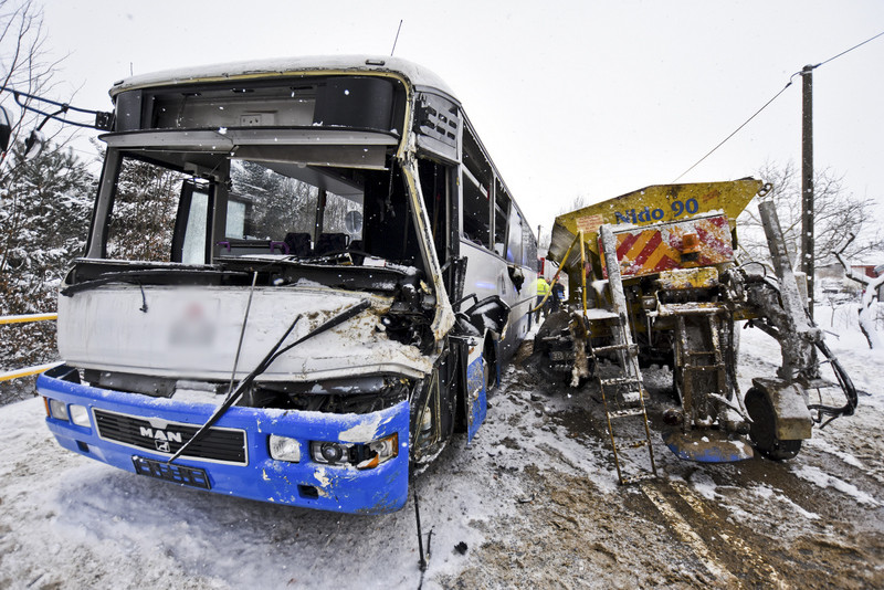 Elbląg, Pługopiaskarka uderzyła w autobus Elbląg, Pługopiaskarka uderzyła w autobus