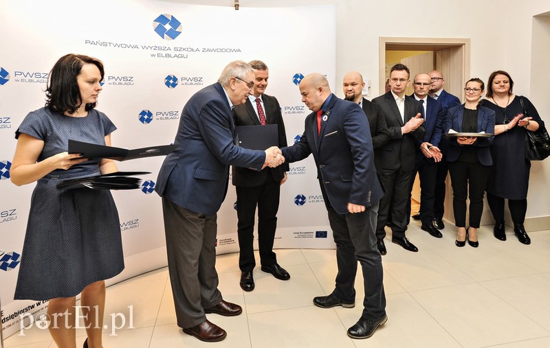 Elbląg, Zbigniew Walczyk, rektor PWSZ, składa gratulacje poszczególnym przedsiębiorcom