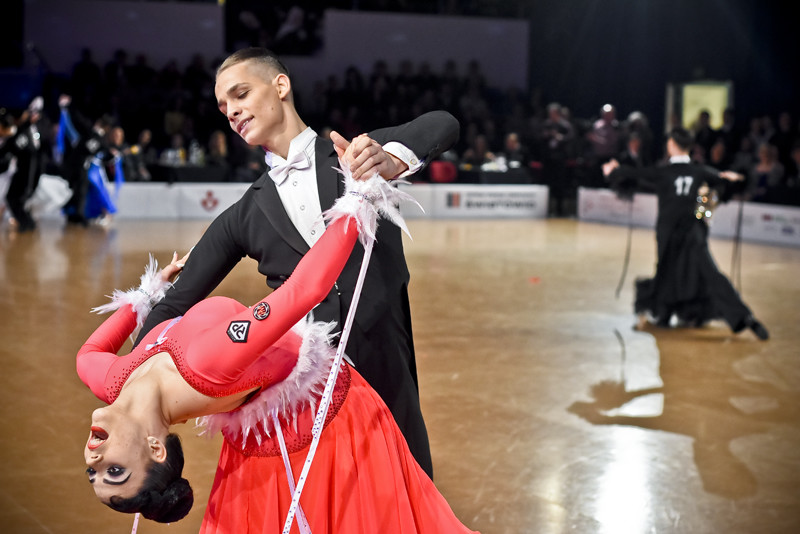 Elbląg, Ostra rywalizacja na parkiecie