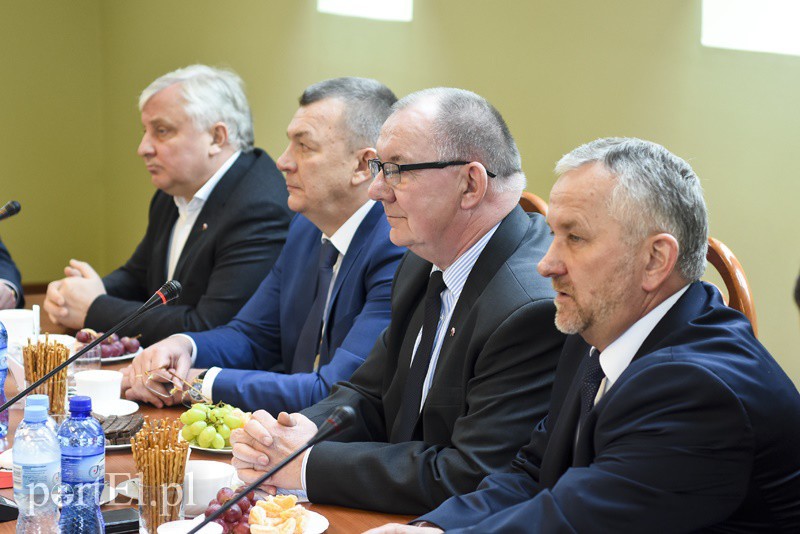 Elbląg, Polscy i rosyjscy samorządowcy tuż przed podpisaniem umowy