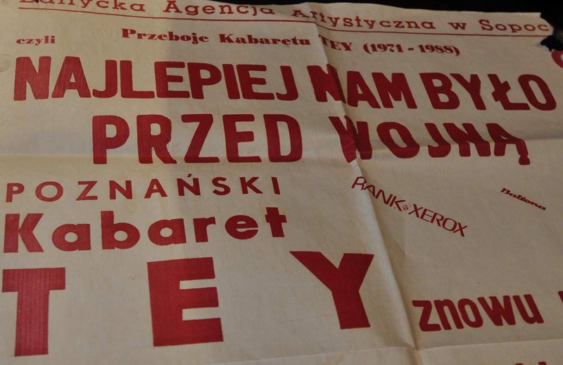 Elbląg, Plakat zapowiadający występ kabaretu Tey w Elblągu (archiwum Muzycznego Elbląga)