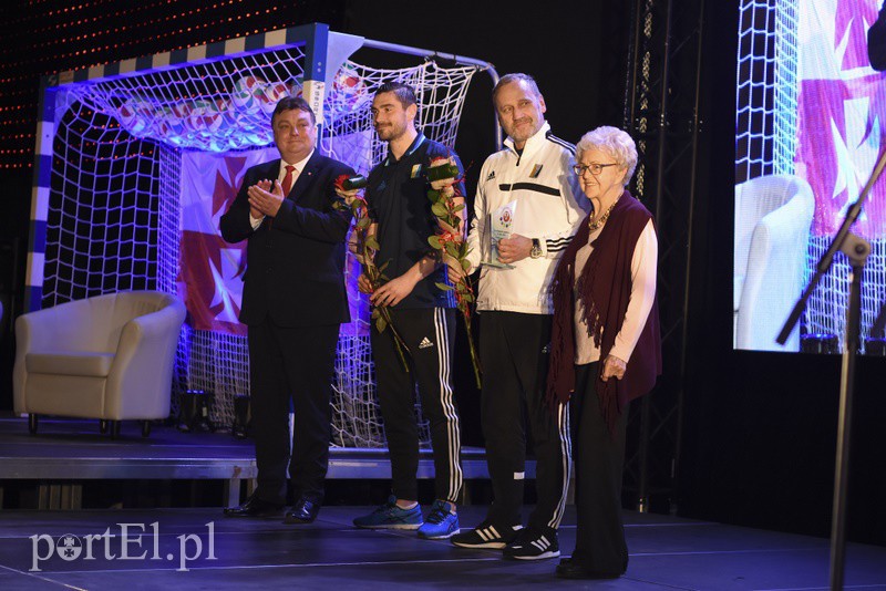 Elbląg, Prezydent dziękował za awans Olimpii Elbląg. Na scenie: Dawid Kubowicz, kapitan zespołu i trener Adam Boros. Galę uświetniła najsłynniejsza elbląska olimpijka Helena Pilejczyk