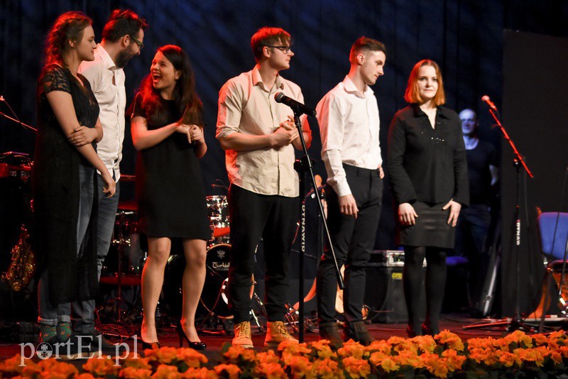 Elbląg, Na scenie laureaci festiwalu w kategorii "piosenka poetycka". Pierwsza z lewej laureatka pierwszej nagrody: Julita Zielińska Elbląg, Na scenie laureaci festiwalu w kategorii "piosenka poetycka". Pierwsza z lewej laureatka pierwszej nagrody: Julita Zielińska