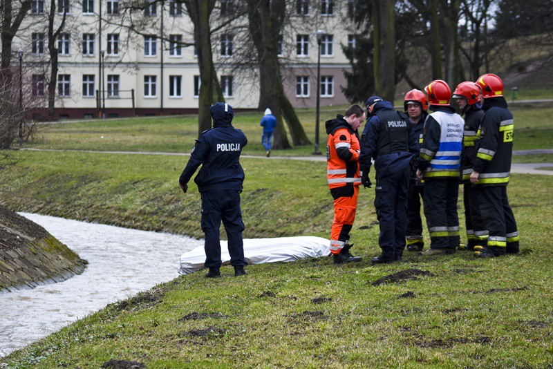 Elbląg, Strażacy wyciągnęli ciało z wody na wysokości byłej mleczarni Elbląg, Strażacy wyciągnęli ciało z wody na wysokości byłej mleczarni