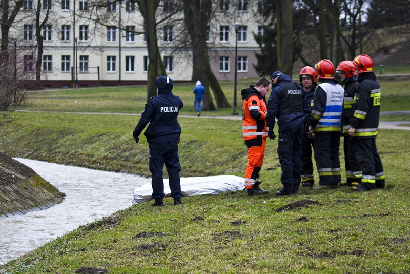 Elbląg, Strażacy wyciągnęli ciało z wody na wysokości byłej mleczarni