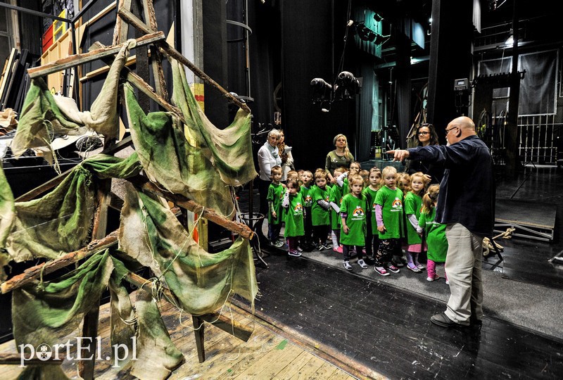 Elbląg, Czterolatki z Tęczowego Przedszkola zwiedzały dziś teatr