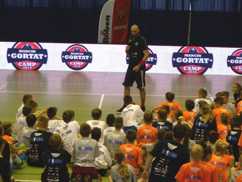 Elbląg, Marcin Gortat prowadzi treningi koszykarskie w szkołach (na zdjęciu wizyta w Rumi,