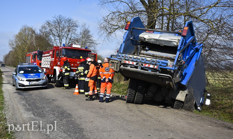 Elbląg, Śmieciarką wjechali do rowu Elbląg, Śmieciarką wjechali do rowu