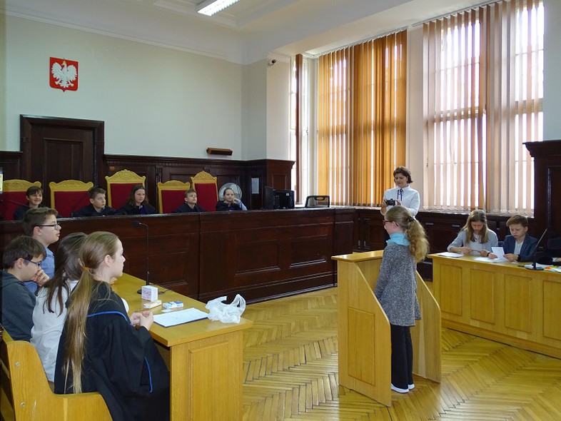 Elbląg, Uczniowie SP 12 poznali tajniki pracy prawnika Elbląg, Uczniowie SP 12 poznali tajniki pracy prawnika
