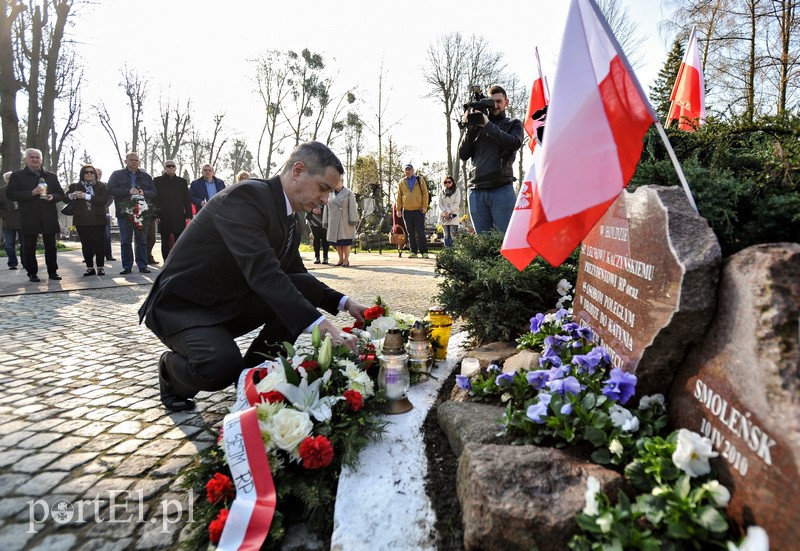 Elbląg, Działacze Platformy Obywatelskiej uczcili ofiary katastrofy smoleńskiej już rano