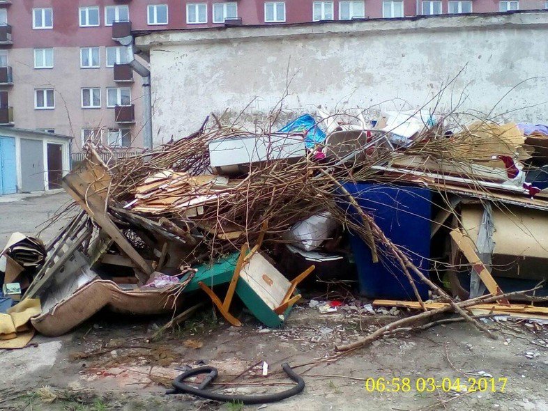 Elbląg, Śmieciowy problem na Chopina (Napisali do nas) Elbląg, Śmieciowy problem na Chopina (Napisali do nas)