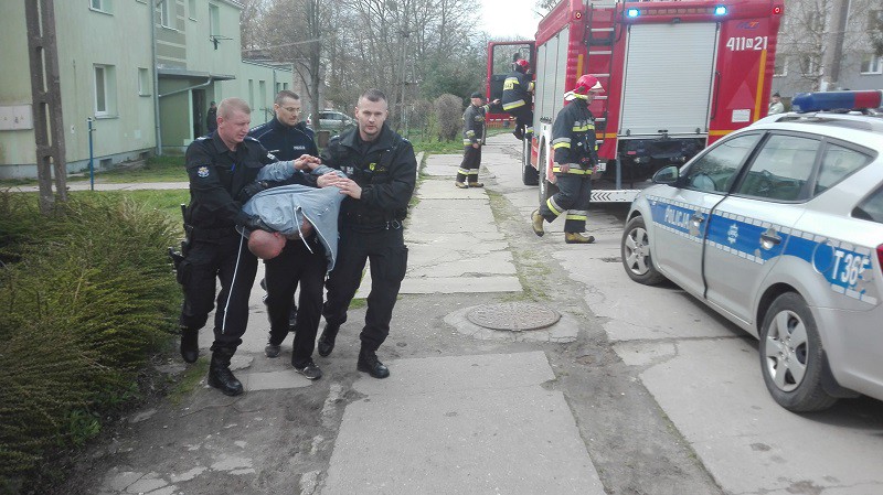 Elbląg, Bił matkę. Kobieta uciekła, skacząc z pierwszego piętra Elbląg, Bił matkę. Kobieta uciekła, skacząc z pierwszego piętra