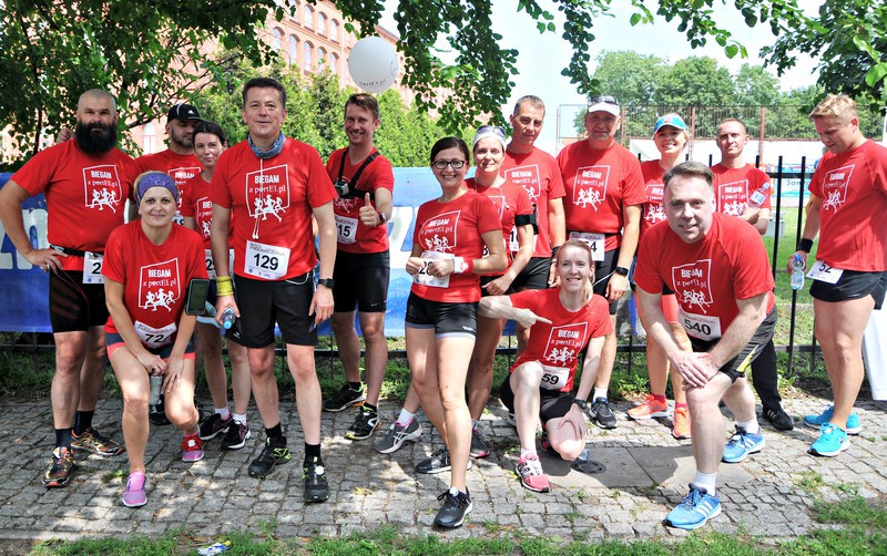 Elbląg, Drużyna portEl.pl tuż przed startem w ubiegłorocznej edycji Biegu Piekarczyka