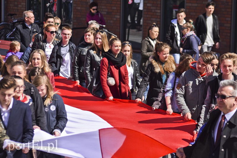 Elbląg, Pochód z flagą przeszedł ulicami Starego Miasta