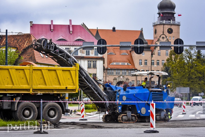 Elbląg, Budowa torowiska trwa, a sąd pyta