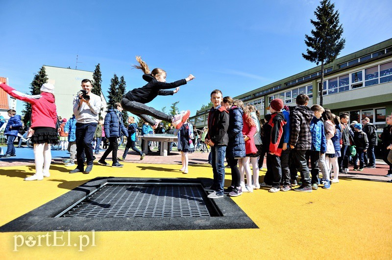 Elbląg, Do trampoliny ustawiła się kolejka chętnych Elbląg, Do trampoliny ustawiła się kolejka chętnych