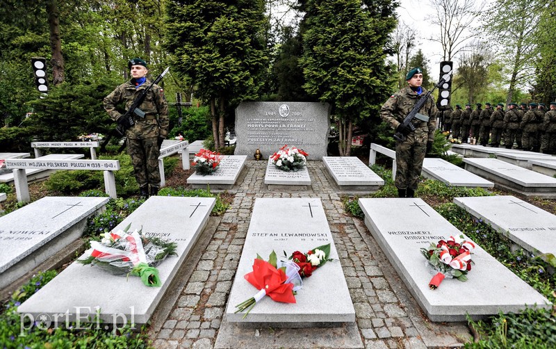 Elbląg, Na grobach aliantów spoczęły kwiaty, zapłonęły znicze Elbląg, Na grobach aliantów spoczęły kwiaty, zapłonęły znicze