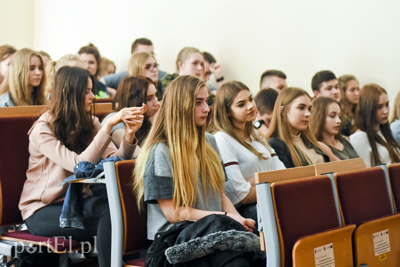 Elbląg, Dzieci i młodzież - to ich najłatwiej załapać "w sieci", dlatego trzeba z nimi rozmawiać o zagrożeniach