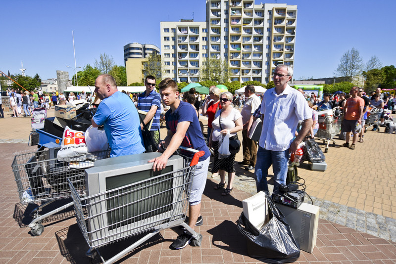 Elbląg, Kolejki ustawiały się na placu Jagiellończyka od samego rana