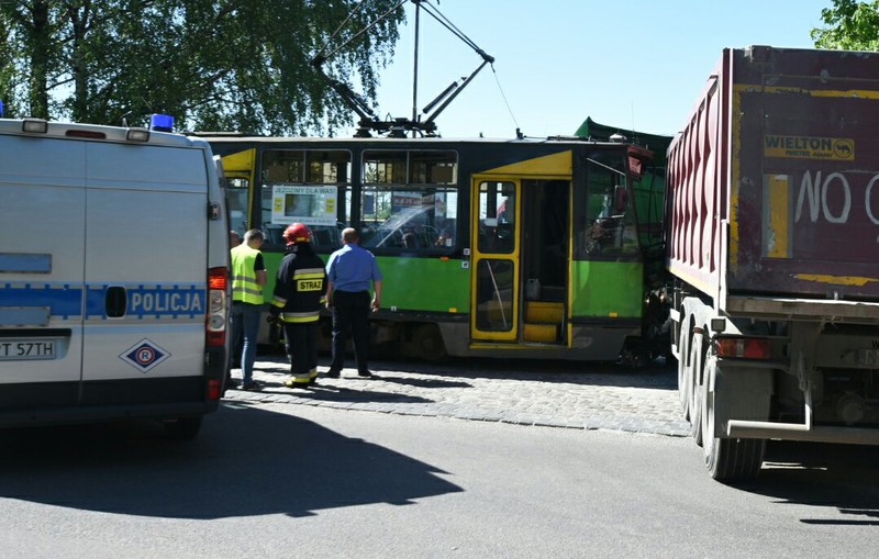 Elbląg, Na Grunwaldzkiej ciężarówka zderzyła się z tramwajem