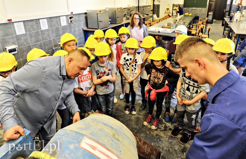 Elbląg, Bartłomiej Brzeziński pokazuje maluchom, w jaki sposób mieszany jest beton