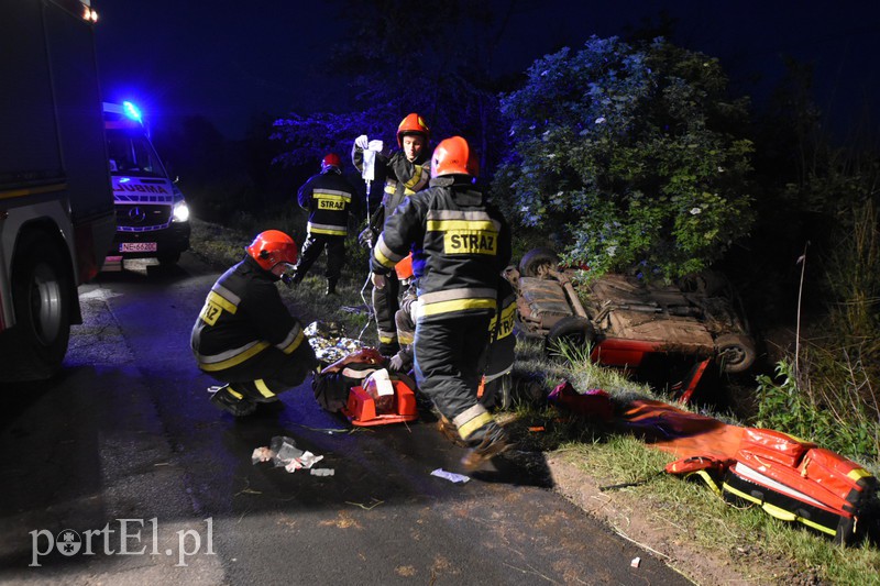 Elbląg, Dachowanie w Rubnie, dwie osoby ranne