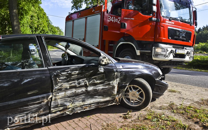Elbląg, Uderzył w dwa drzewa, kierowca miał 2,5 promila Elbląg, Uderzył w dwa drzewa, kierowca miał 2,5 promila
