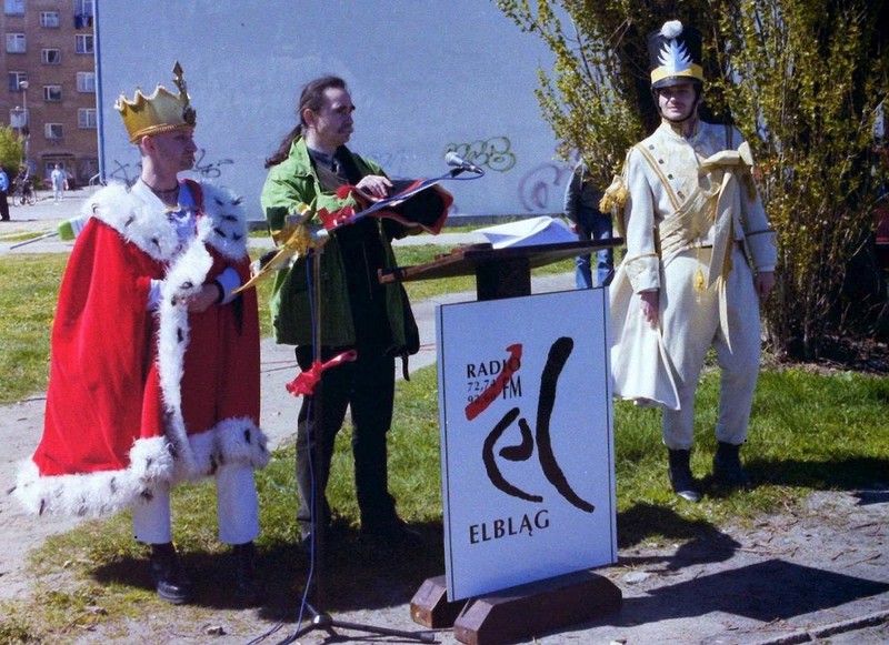 Elbląg, Radio El organizowało też happeningi, jak na przykład ten o Apolitycznym Rogu 2 Maja Na zdjęciu: Krzysztof Jaworski, Paweł Kasperczyk i Marcin Horn Elbląg, Radio El organizowało też happeningi, jak na przykład ten o Apolitycznym Rogu 2 Maja Na zdjęciu: Krzysztof Jaworski, Paweł Kasperczyk i Marcin Horn