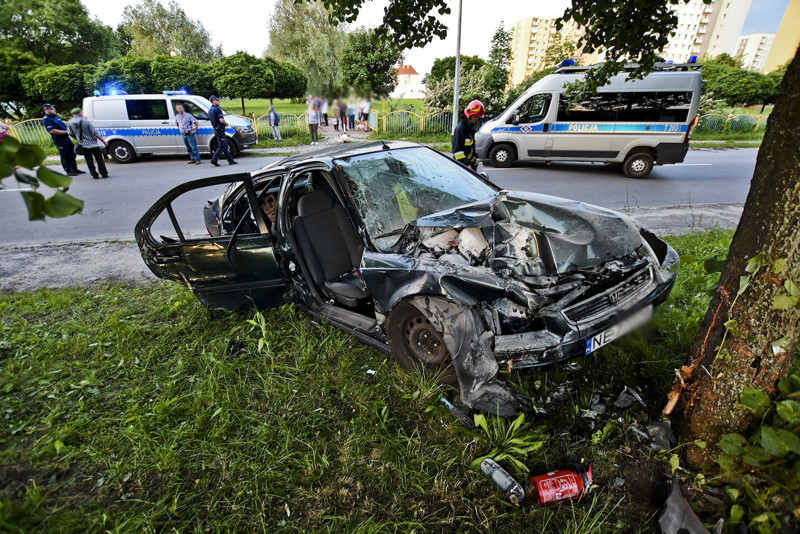Elbląg, Hondą uderzyła w drzewo (aktualizacja) Elbląg, Hondą uderzyła w drzewo (aktualizacja)