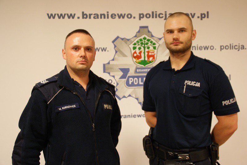 Elbląg, Policjanci z patrolówki uratowali duszącego się mężczyznę Elbląg, Policjanci z patrolówki uratowali duszącego się mężczyznę