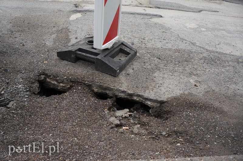 Elbląg, Asfalt został zerwany dwa miesiące temu Elbląg, Asfalt został zerwany dwa miesiące temu