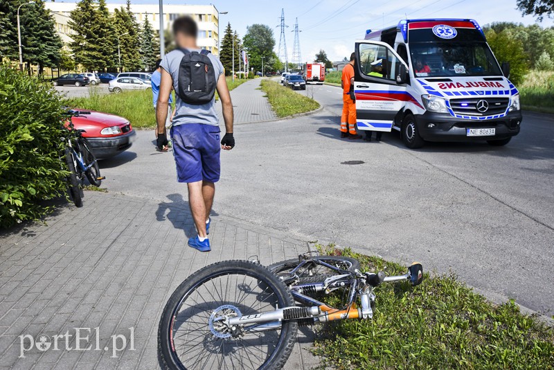 Elbląg, Dwaj rowerzyści zderzyli się z oplem Elbląg, Dwaj rowerzyści zderzyli się z oplem
