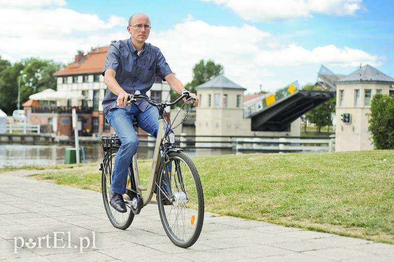 Elbląg, Rower na prąd na pierwszy rzut oka nie różni się od zwykłego roweru. Ten model specjalnie dla nas testował Marek Kamm, były oficer rowerowy Elbląga Elbląg, Rower na prąd na pierwszy rzut oka nie różni się od zwykłego roweru. Ten model specjalnie dla nas testował Marek Kamm, były oficer rowerowy Elbląga