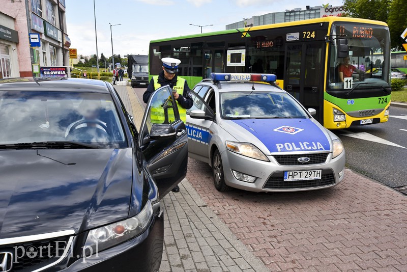 Elbląg, 28-latek wpadł pod hondę, bo spieszył się na autobus Elbląg, 28-latek wpadł pod hondę, bo spieszył się na autobus