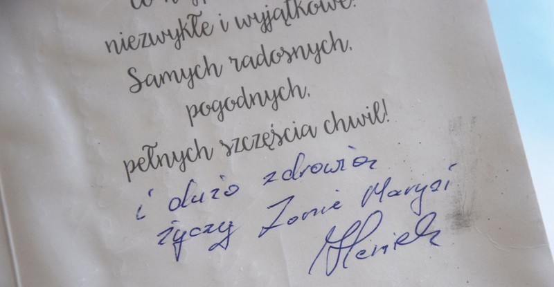 Elbląg, Taki liścik był dołączony do kosza z kwiatami, który uszkodził auto Elbląg, Taki liścik był dołączony do kosza z kwiatami, który uszkodził auto