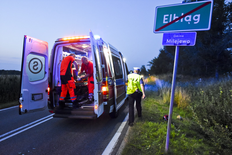 Elbląg, Motocyklista wypadł z drogi i uderzył w drzewo Elbląg, Motocyklista wypadł z drogi i uderzył w drzewo
