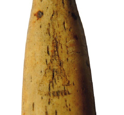 Elbląg, Fragment odkrytej w Elblągu szczoteczki do zębów z wizerunkiem Wieży Eiffla