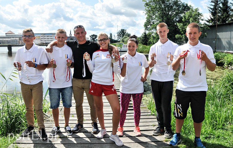 Elbląg, Kajakarze Olimpii z trenerem i medalami