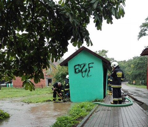 Elbląg, Podtopienia w Łęczu - mieszkańcom pomagają strażacy - ochotnicy